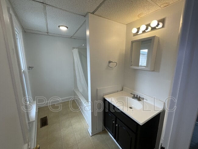 Building Photo - 724 Glen Pl