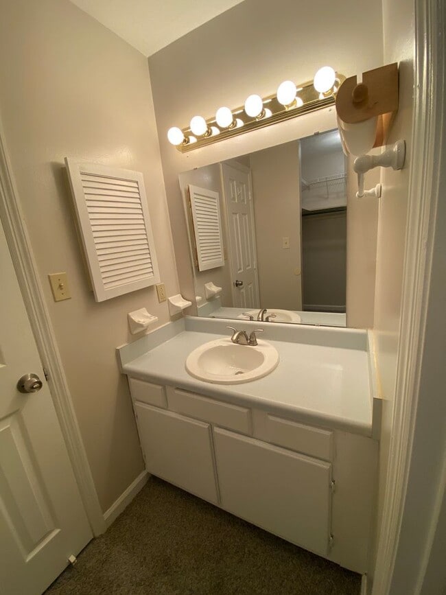 Building Photo - Spcaious home in NW Tallahassee