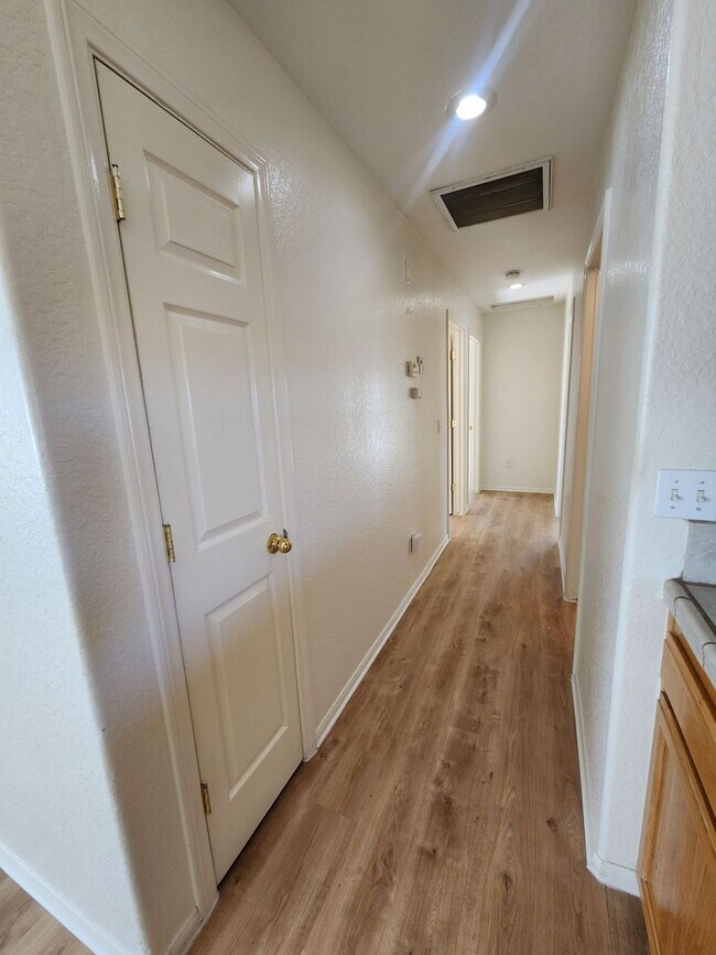 Building Photo - Downtown Corner Lot 3 bedroom 2 Bath