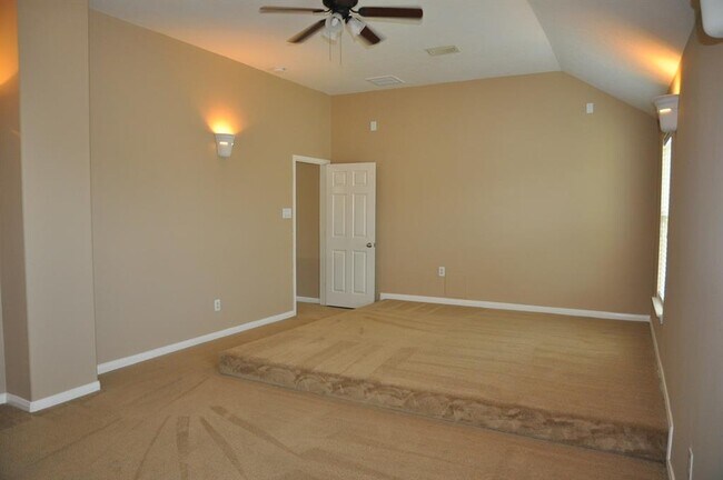 Building Photo - 2222 Drake Falls Dr