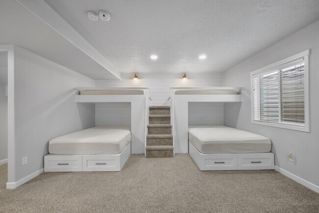 Building Photo - 554 S Church Dr