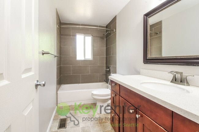 Building Photo - Spacious 4 Bedroom with Open Floor Plan and AC