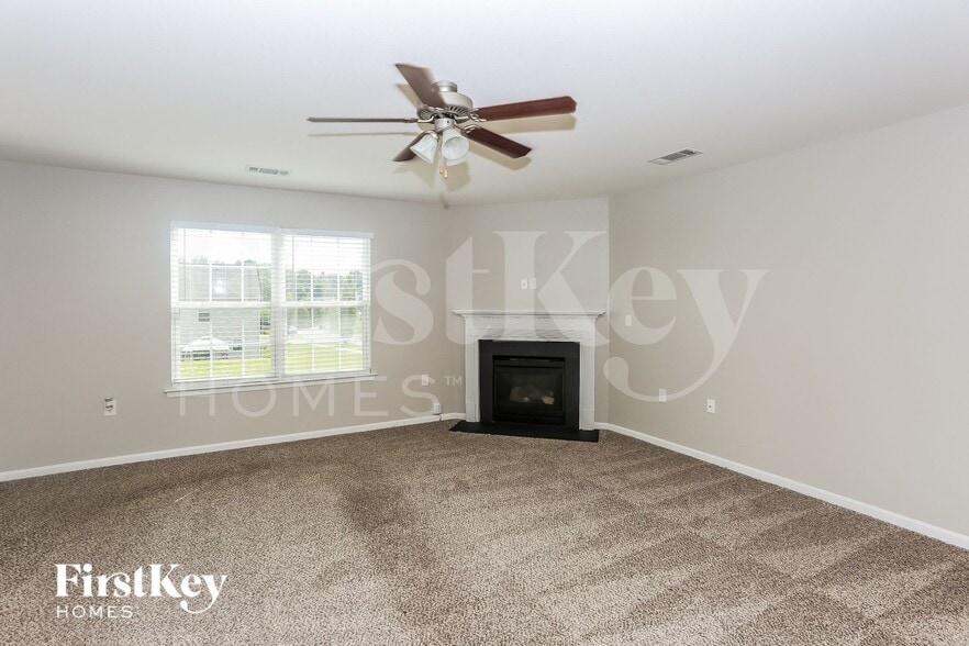 Building Photo - 2885 Village Center Dr