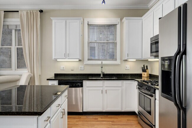 Building Photo - 2512 W Thomas St