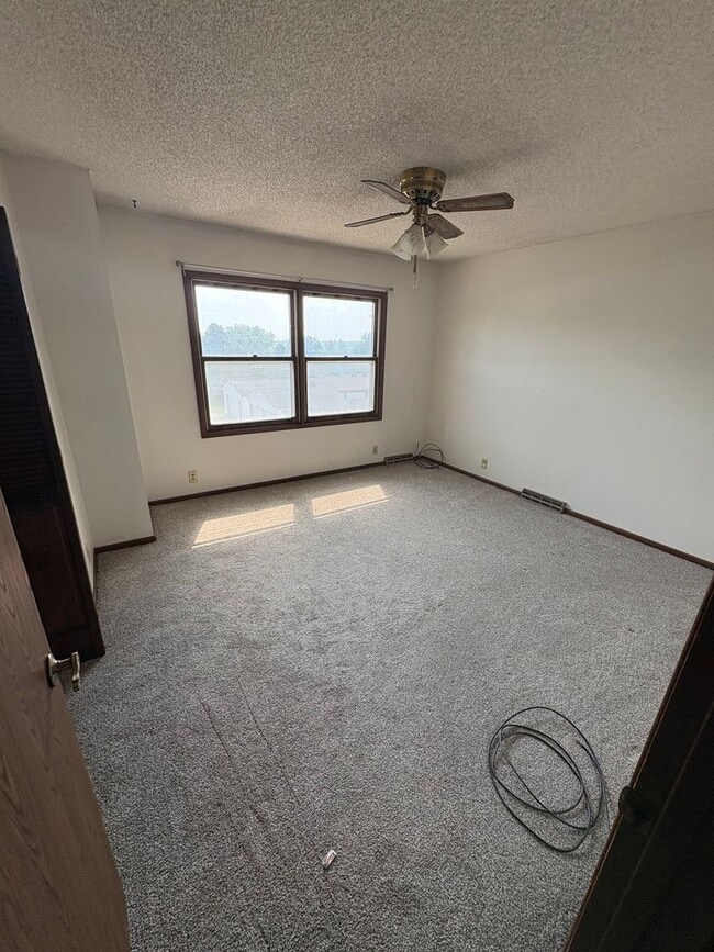 Building Photo - 2 bedroom 1 bath apartment