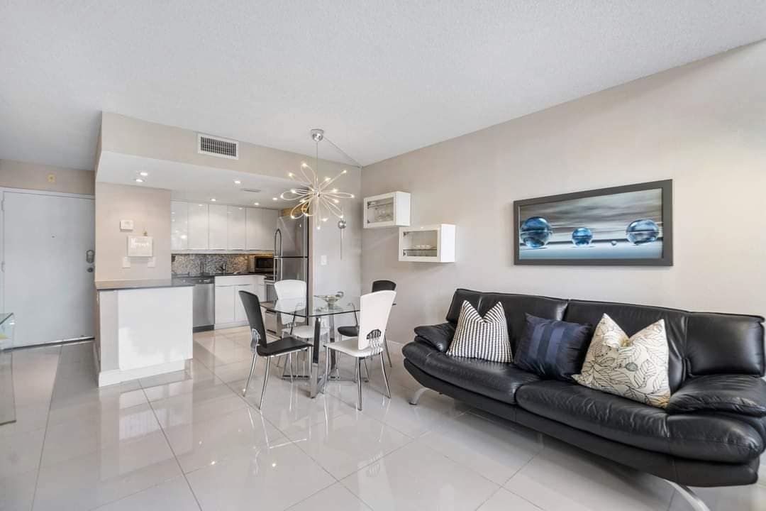 Building Photo - 1830 Embassy Dr