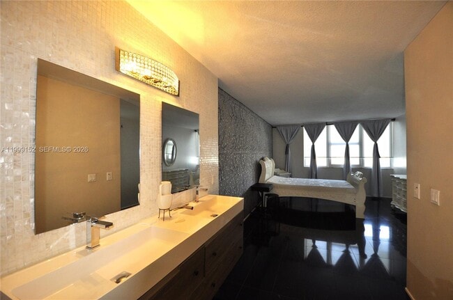Building Photo - 2030 S Ocean Dr