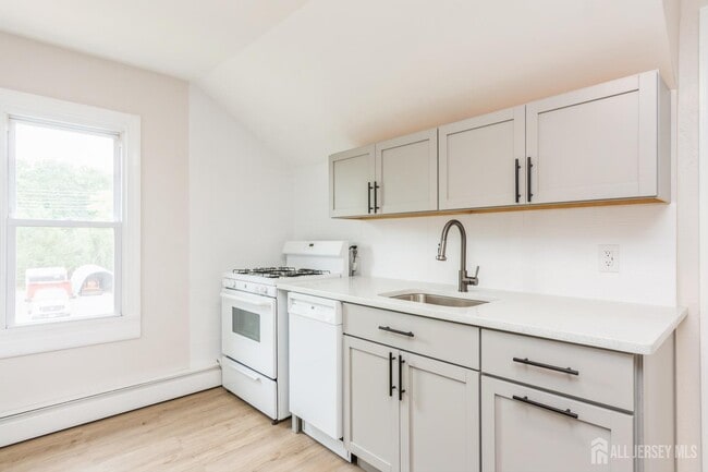 Building Photo - 176 Manalapan Rd