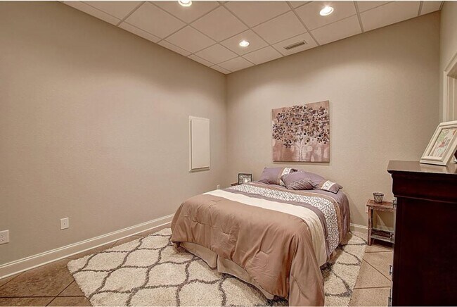 Building Photo - GORGEOUS LAKE HOUSE! 3 Bedrooms/3.5 Baths on Boone Lake, Private Dock, Fireplace & More! $3,900 m...