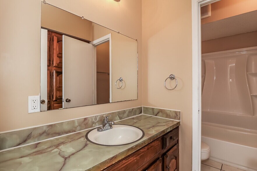 Building Photo - 1305 Rusdell Dr