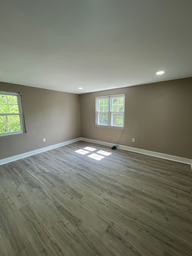 Building Photo - Beautifully renovated 5 bed 2 bath home re...