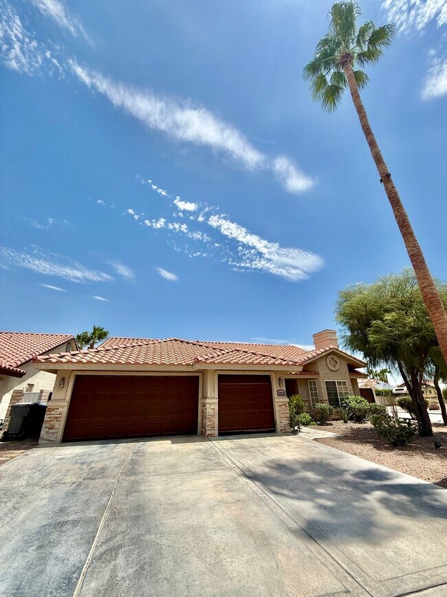 Building Photo - Landau Manor - FANTASTIC 4Br/2ba/3 car garage w/ POOL & SOLAR!