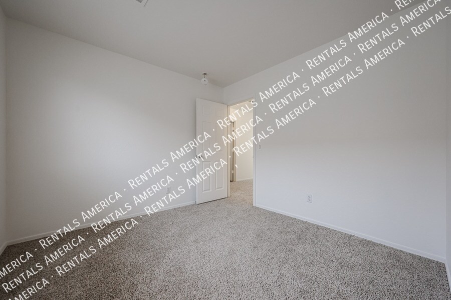 Building Photo - 1295 E Leaf Rd