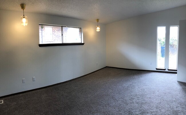 Building Photo - Large 3-Bedroom with Vaulted Ceilings