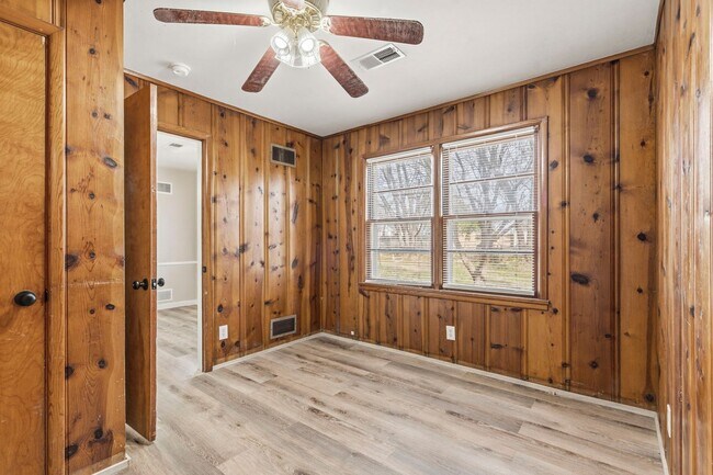 Building Photo - 3 bedroom 1 bath 1 car garage- newly renovated!