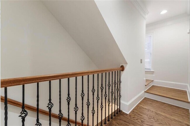 Building Photo - 802 Clifton Heights Ln NE