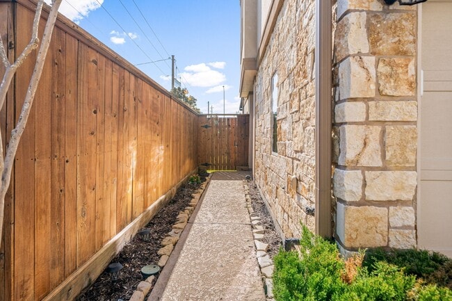 Building Photo - 6703 Highclere Manor Ln