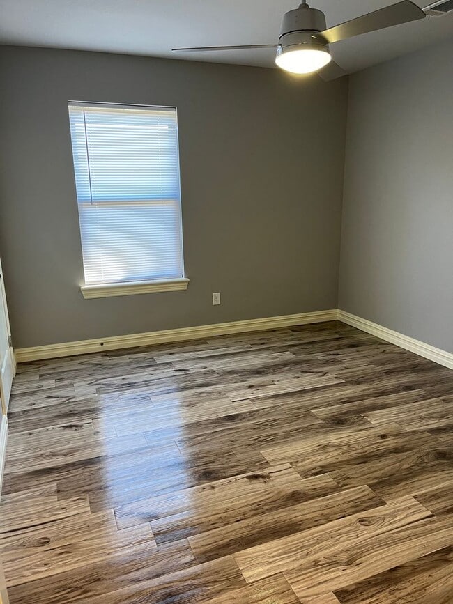 Building Photo - 3 bedroom duplex
