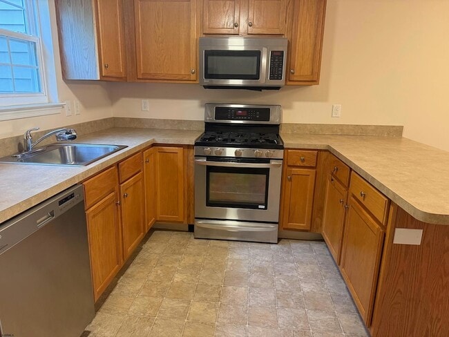 Building Photo - 551 London Ct