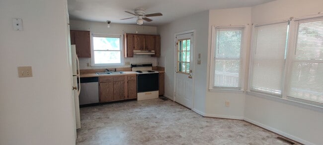 Building Photo - 3 bedroom home with fenced rear yard