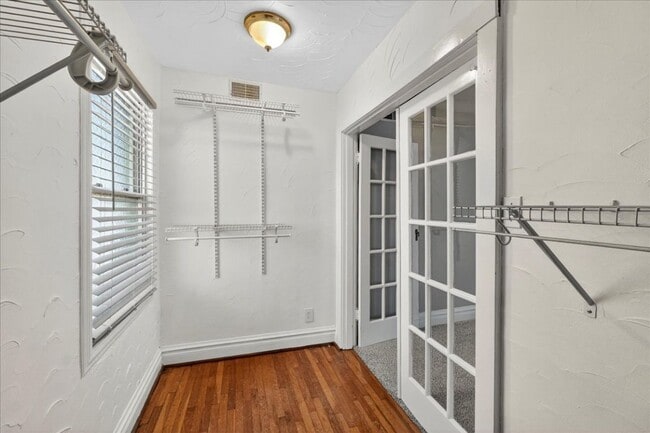 Building Photo - 1420 Bredell Ave