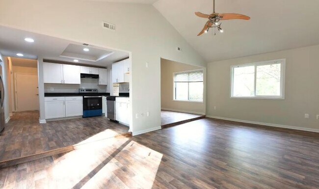 Building Photo - 15 Middleton Ln