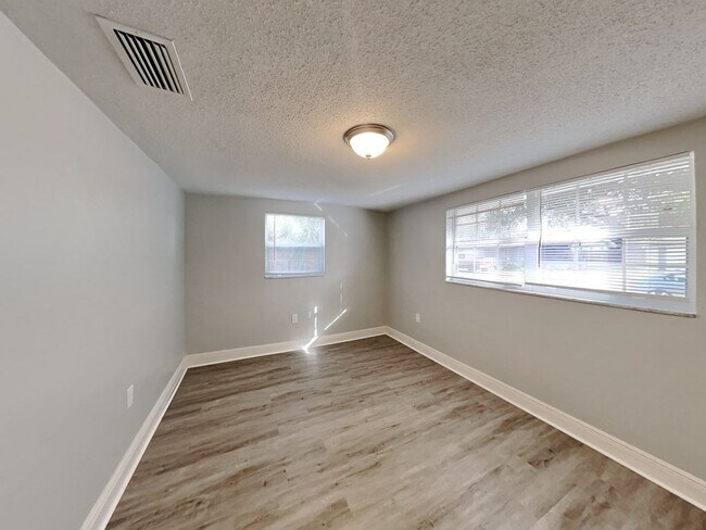 Building Photo - Charming 3-Bed, 2-Bath Home in Port Richey with Garage