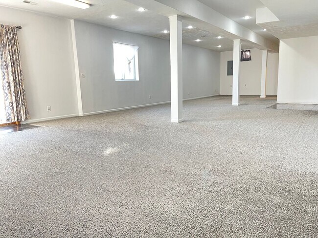 Building Photo - Northwest Omaha Gem: 2,700 Sq Ft, 3-Bedroom, Walk-Out Finished Basement, Fenced Yard, 3-Car Garag...