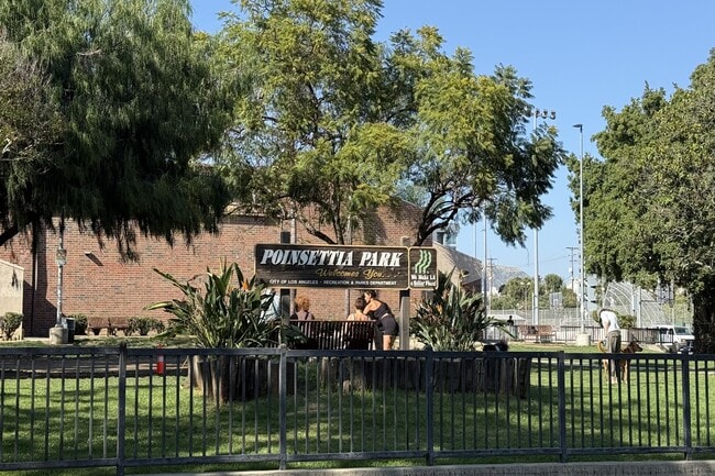 Building Photo - 850 N Poinsettia Pl