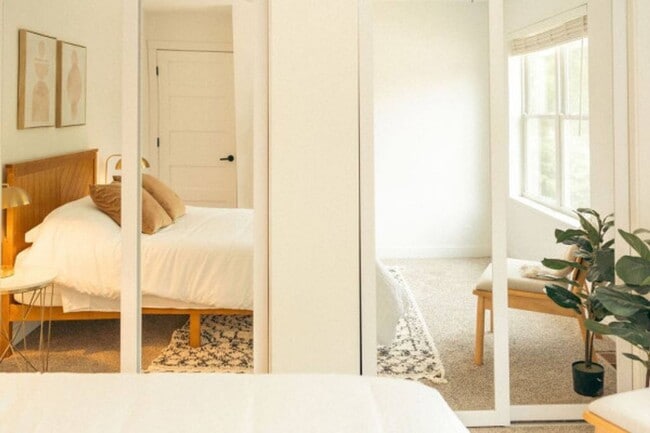 Building Photo - Modern three bedroom, two bath, Scandinavi...