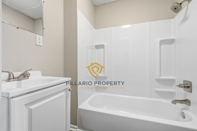 Building Photo - Updated 3 Bedroom Near Forest Manor, Available NOW!