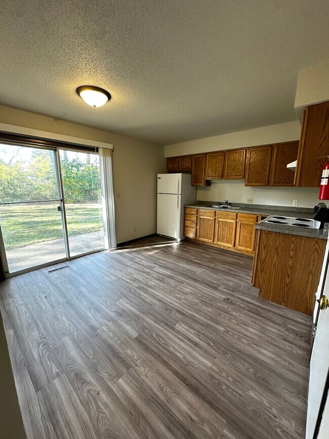 Building Photo - 2820-2822 Beverly Hills Dr