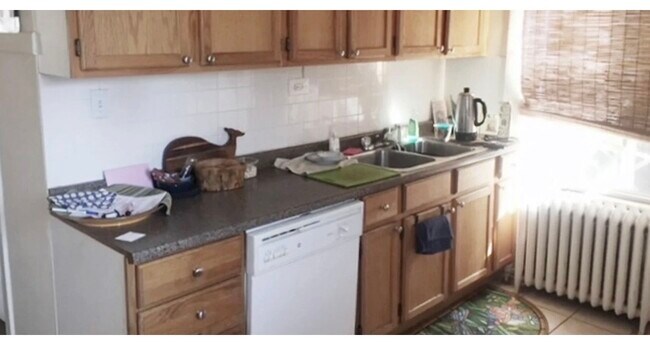 Building Photo - 733 Elm St