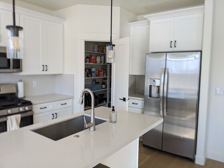 Kitchen with walk in pantry - 3360 S Amara Plz