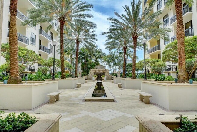 Building Photo - 801 S Olive Ave