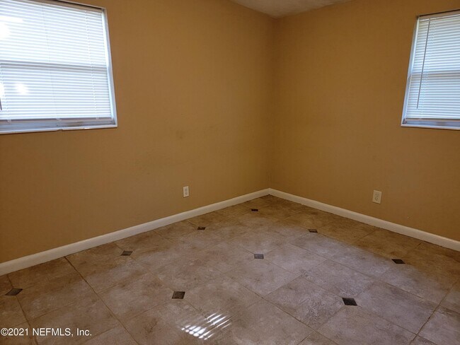 Building Photo - 115 Saratoga Cir S