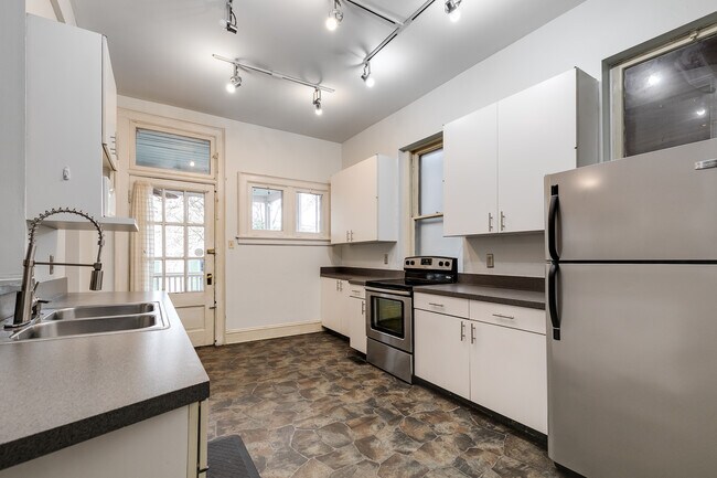 Kitchen - 1809 Park Ave