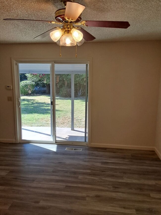 Building Photo - 3 bed/1.5 bath on large corner lot