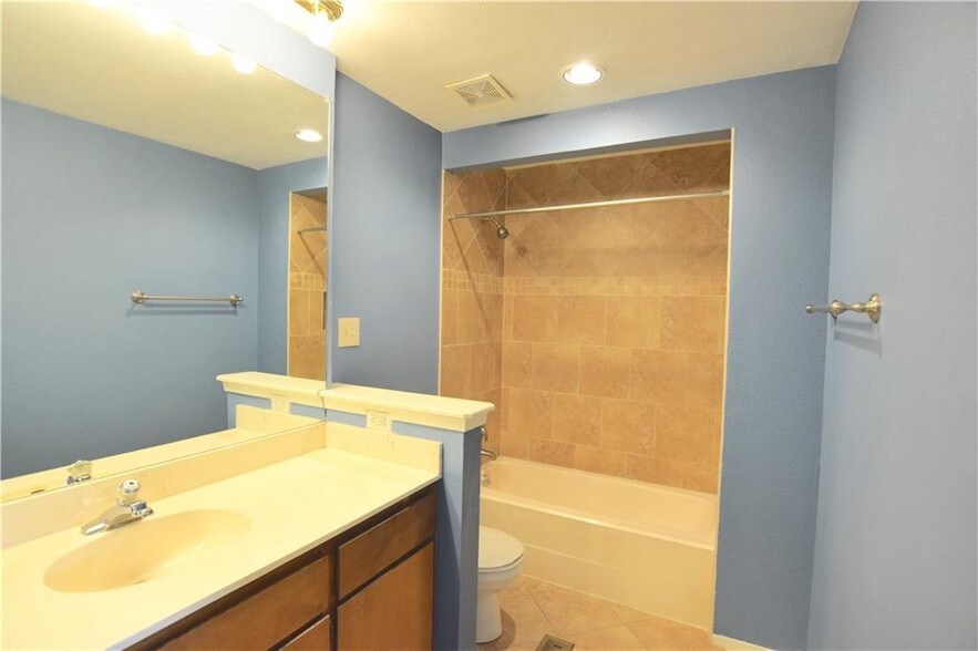 Upstairs Bath - 1748 Ohlen Rd