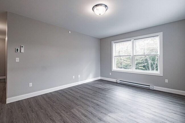 Building Photo - 8 Friendly Way