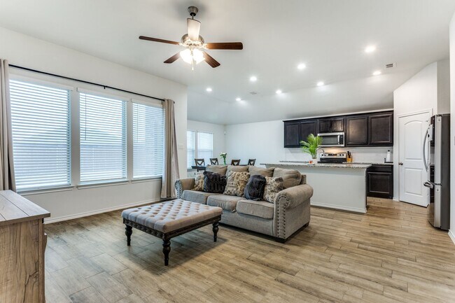 Building Photo - LIKE NEW HOME IN CROWLEY! READY TO VIEW!