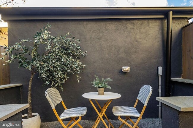 Building Photo - 2460 Ontario Rd NW