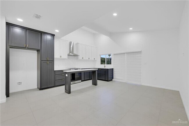 Building Photo - 211 N 28th St