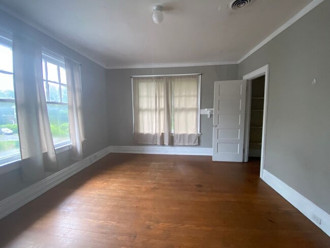 Building Photo - 4 bedroom 2.5 bath house with bonus room