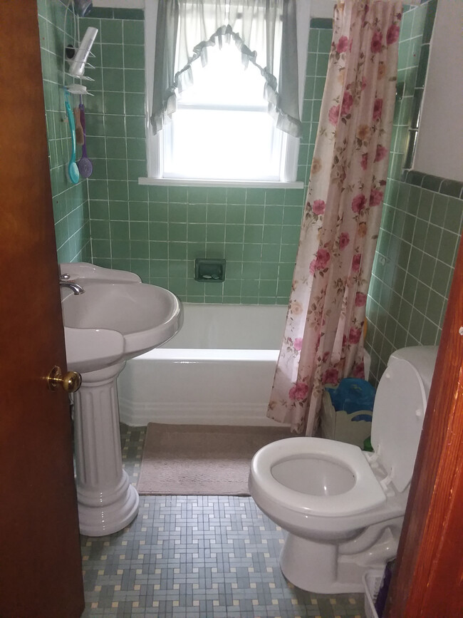 Full bath. - 1255 Culbert Dr