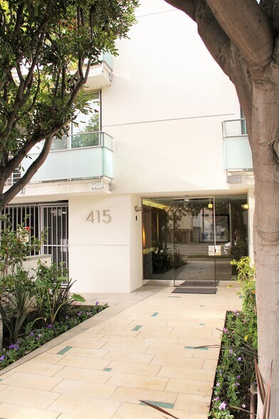 Front of building - 415 Montana Ave