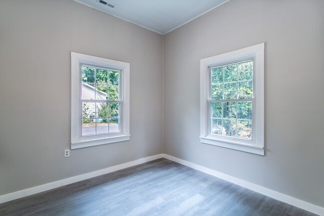 Building Photo - Convenient to Brevard & Hendersonville
