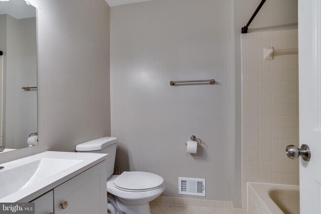 Building Photo - 3700 Roxbury Ln
