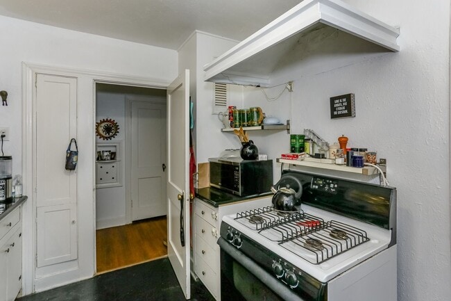 Building Photo - 1740 Banks St