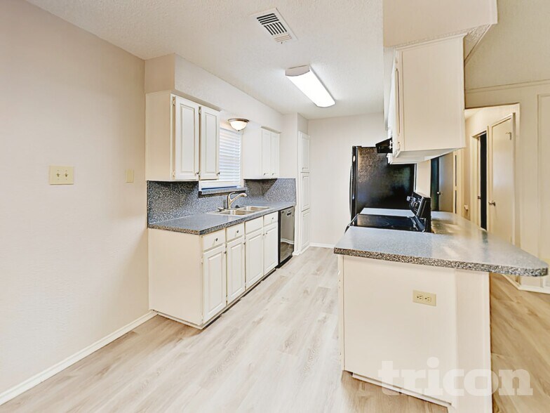 Building Photo - 802 Wind Brooke Dr